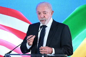 
O presidente brasileiro Luiz In&aacute;cio Lula da Silva discursa durante uma coletiva de imprensa na Embaixada do Brasil 
