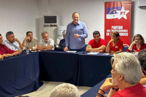 O presidente nacional do PT, Edinho Silva, participou de plen&aacute;ria com a milit&acirc;ncia do partido