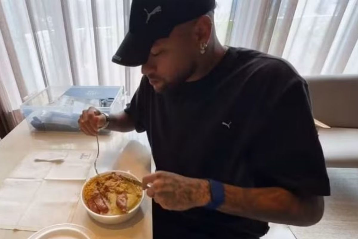 Neymar é flagrado comendo marmita/Cris Guedes/YouTube