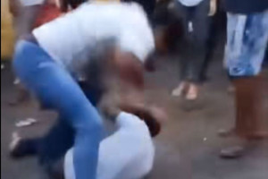 Aluno &eacute; agredido com socos na cabe&ccedil;a em frente a escola em Igarassu