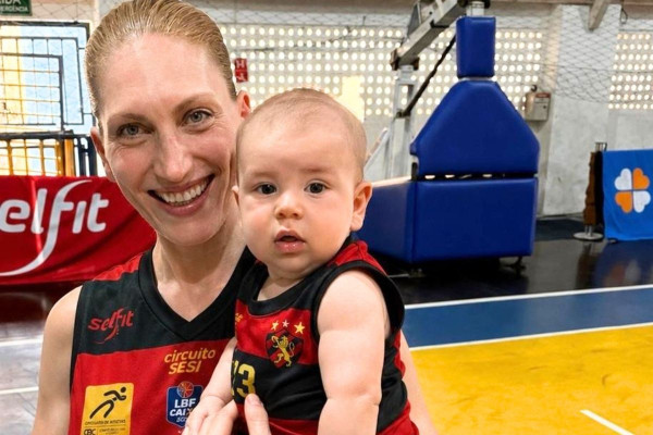  Luciellen, jogadora do Sport/Uninassau, e o filho Lucas (Fredson Silva)