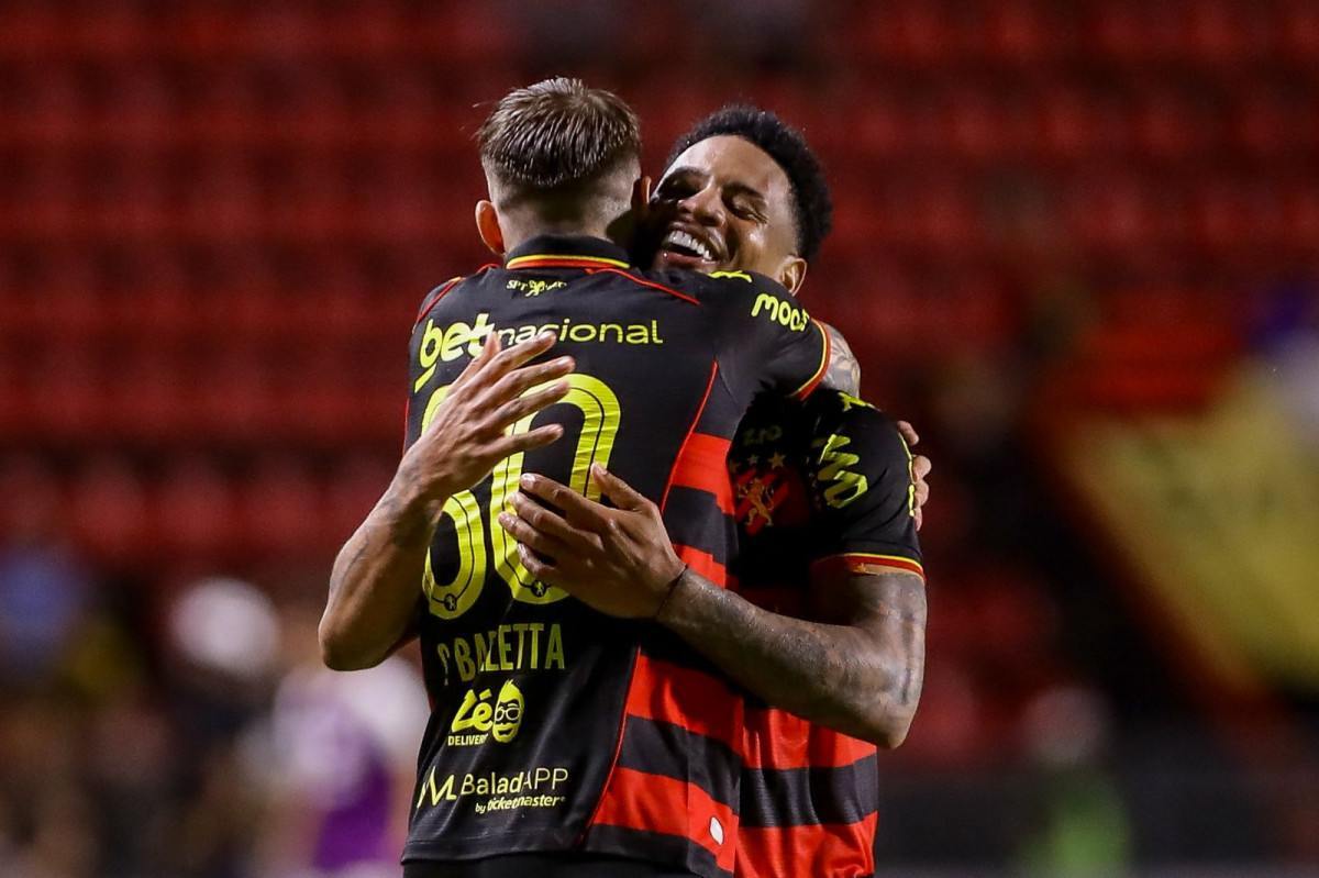 O atacante Barletta e o lateral-esquerdo Felipinho, jogadores do Sport/Rafael Vieira/DP Foto