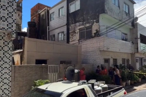 Casa fica destru&iacute;da ap&oacute;s desabar na Zona Sul do Recife; n&atilde;o houve v&iacute;timas