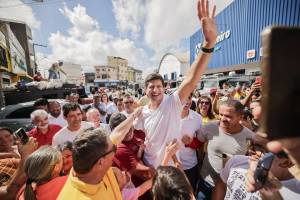 Pr&eacute;-candidato ao governo Jo&atilde;o Campos durante agenda em Surubim