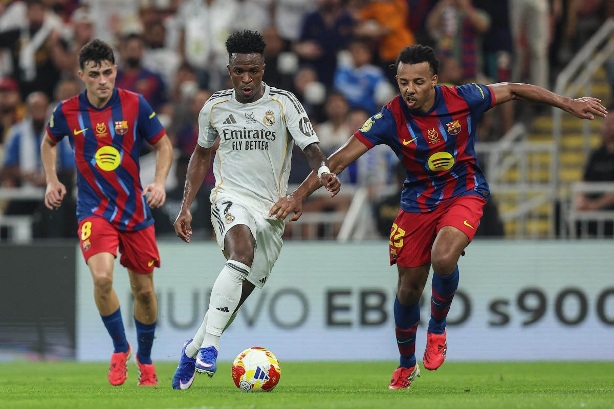 Vinicius Junior, do Real Madrid, e Kounde, do Barcelona/AL-SHUKAIRI / AFP)