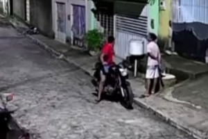 C&acirc;meras de seguran&ccedil;a registraram o momento em que um homem de 18 anos foi perseguido e baleado em Goiana