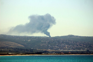Fuma&ccedil;a subindo do local do bombardeio israelense que teve como alvo a vila de Tair Harfa, no L&iacute;bano