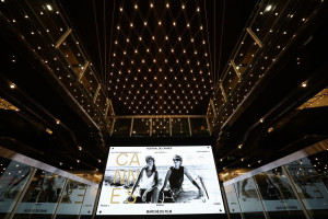 O Palais des Festivals, na Riviera Francesa, j&aacute; se prepara para receber o Festival de Cannes, cujo cartaz de 2026 homenageia o filme "Thelma & Louise"