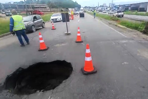 Cratera na BR-101 interdita trecho em Jaboat&atilde;o e gera congestionamento de 10 km