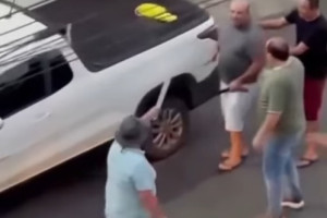 Motoristas trocam golpes com faca e fac&atilde;o ap&oacute;s acidente no Agreste; veja v&iacute;deo