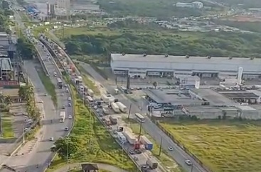 Engarrafamento na BR-101 se fortmou por causa de cratera na pista /PRF