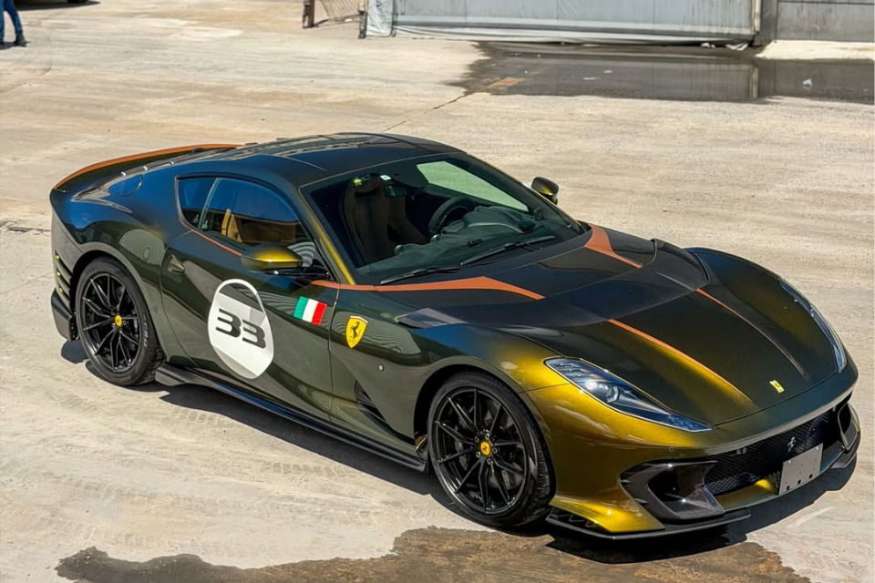 Ferrari exclusiva chama aten&ccedil;&atilde;o ao chegar no Porto de Suape, em Ipojuca; valor pode chegar a R$ 15 milh&otilde;es/Reprodu&ccedil;&atilde;o/ Redes Sociais 
