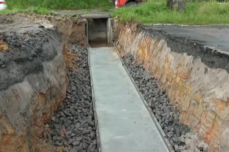Duas faixas foram rasgadas para reparo de cratera na BR-101; obra não tem prazo para conclusão/Reprodução de Vídeo/TV Guararapes