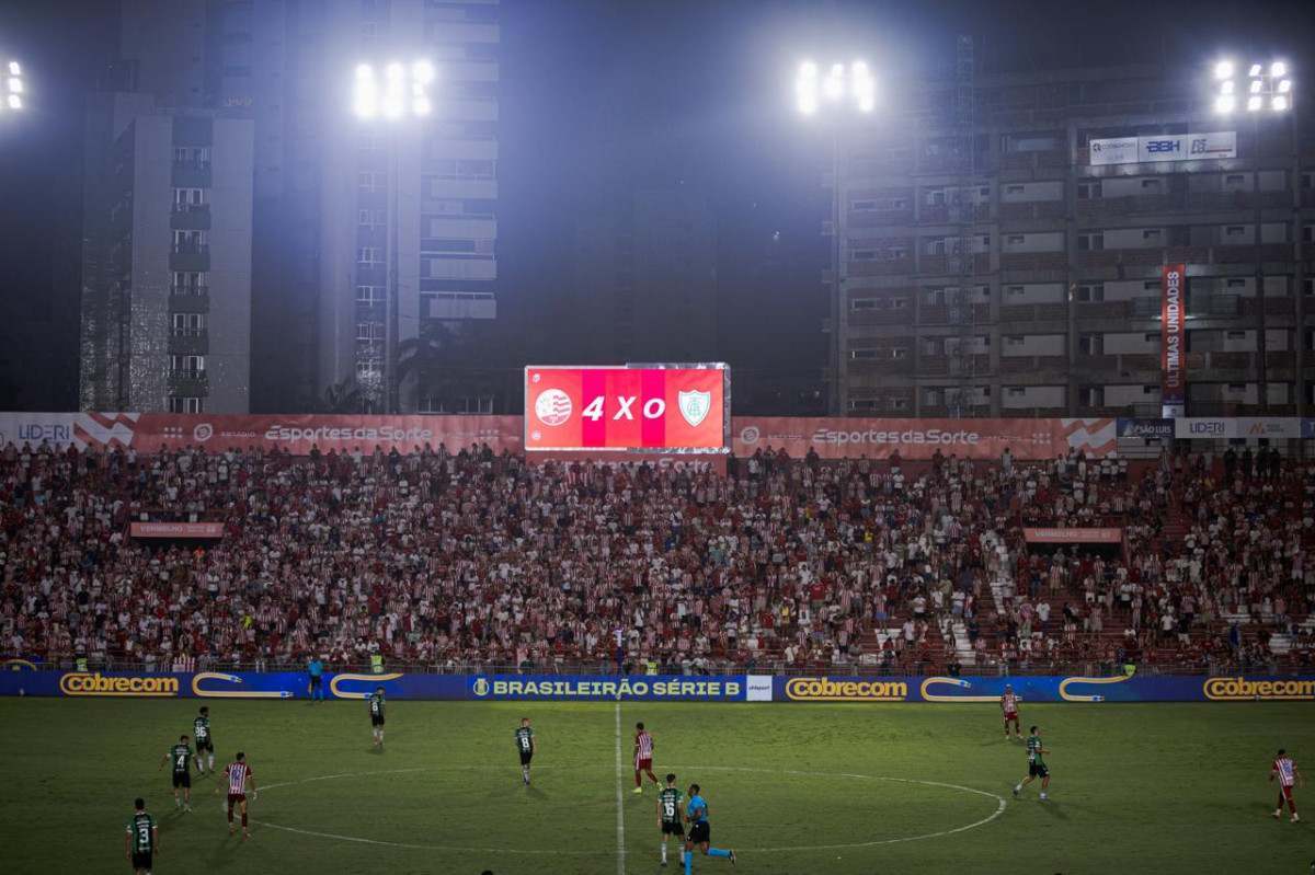 Os novos 72 refletores de LED contribuem para a modernização do estádio/Paulo Matheus/Náutico