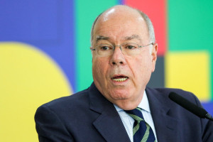 Vieira detalhou que o aviso veio de uma inst&acirc;ncia t&eacute;cnica da Uni&atilde;o Europeia em que se est&aacute; discutindo a quest&atilde;o de usos diferentes medicamentos na produ&ccedil;&atilde;o das prote&iacute;nas