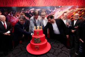 Corte de bolo em comemora&ccedil;&atilde;o ao anivers&aacute;rio do Sport Club do Recife