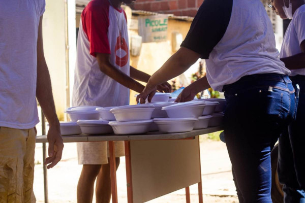De forma fixa, a Associação GRIS Espaço Solidário atende 59 famílias da Comunidade Vila Arraes
 (Foto: @ignusph / Associação Gris Espaço Solidário)