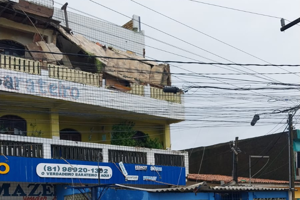 Parte da laje de prédio desabou em Itamaracá, no Litoral Norte de Pernambuco/Cortesia