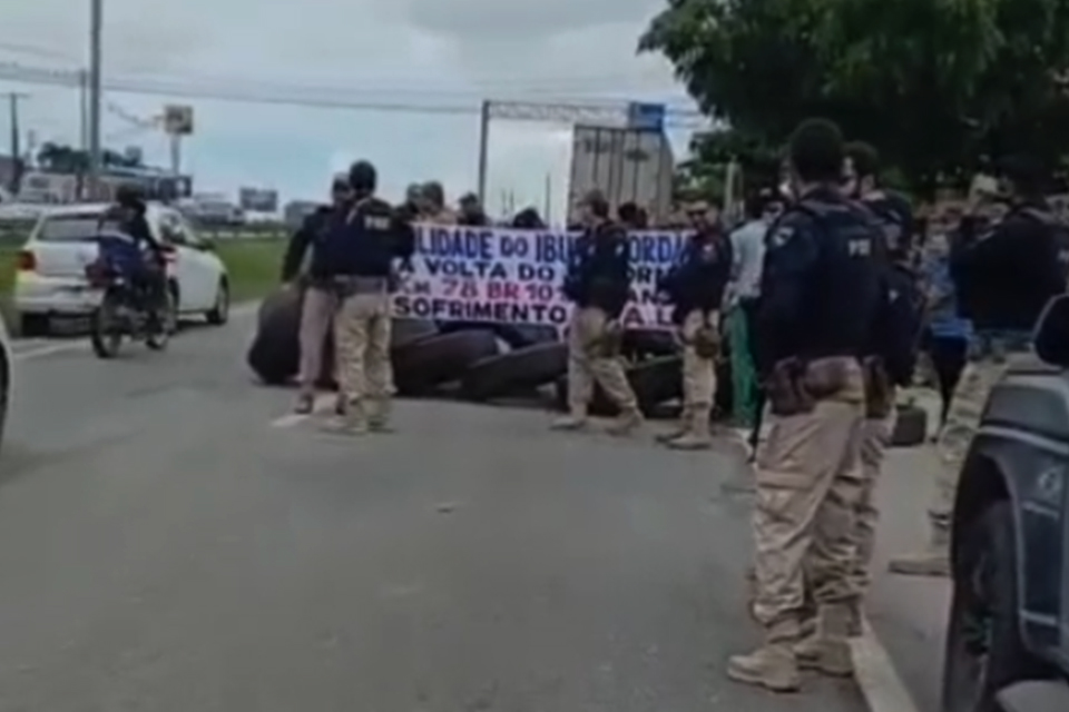 Moradores protestam no km 78 da BR-101, em Jaboatão/DIVULGAÇÃO/PRF
