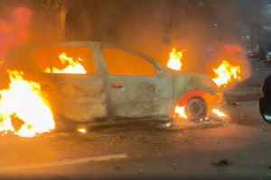 Carro em chamas no Recife mobiliza bombeiros 