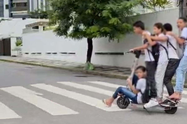 Vídeo mostra cinco jovens na mesma patinete elétrica em Boa Viagem, no Recife