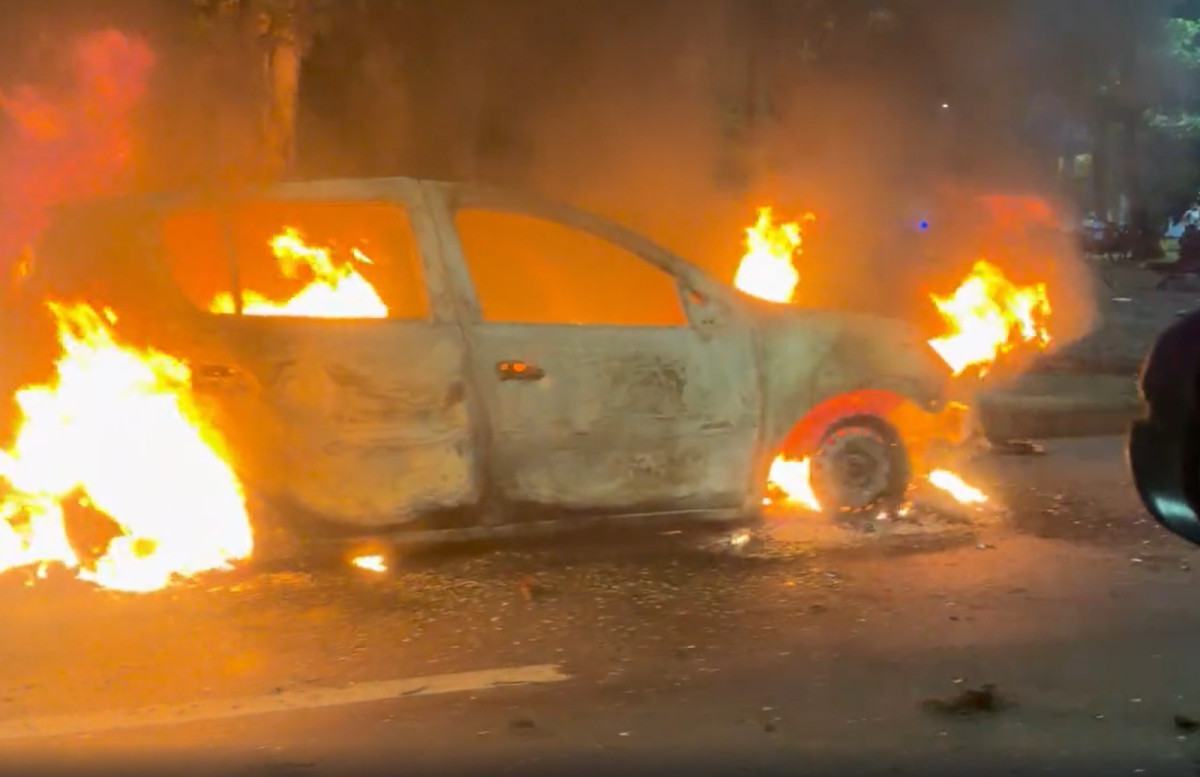 Carro em chamas no Recife mobiliza bombeiros /Foto: Reprodução/Whatsapp