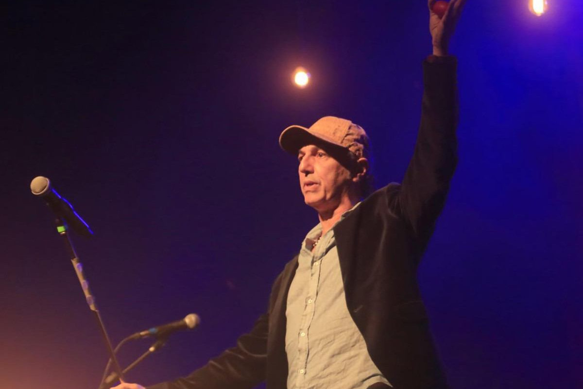 Zeca Baleiro revisita sucessos da carreira e clássicos da música brasileira no show "Piano" (Foto: Evaldo Gomes/Divulgação)