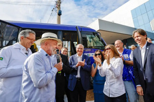 Presidente Lula faz visita a hospital