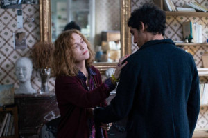 Isabelle Huppert interpreta uma escritora no filme "Hist&oacute;ria Paralelas"