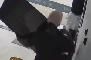 V&iacute;deo: homem invade loja e rouba televis&atilde;o em Garanhuns, no Agreste