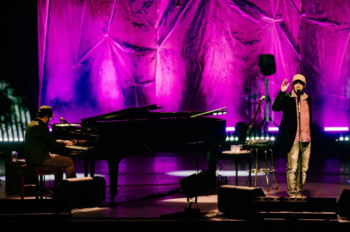 Zeca Baleiro revisita sucessos da carreira e clássicos da música brasileira no show "Piano" (Foto: Guilherme Leite/Divulgação)