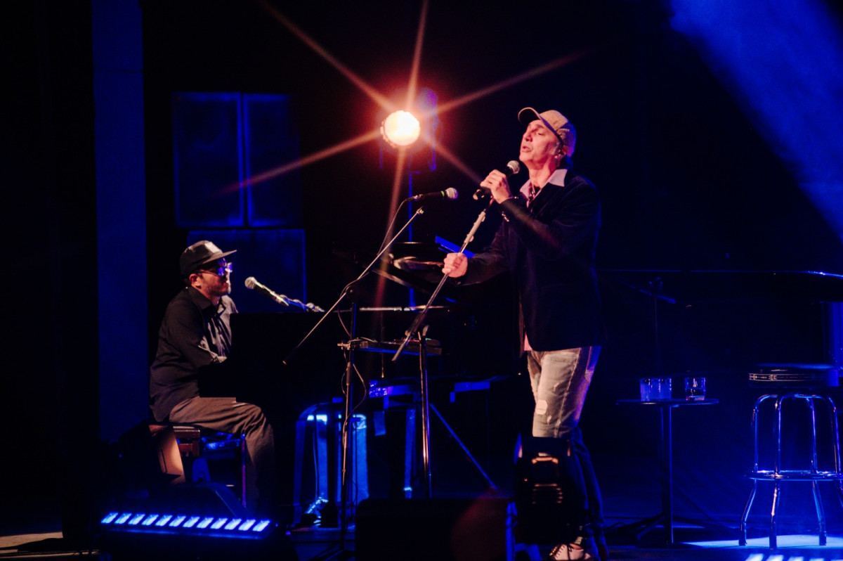 Zeca Baleiro revisita sucessos da carreira e clássicos da música brasileira no show 