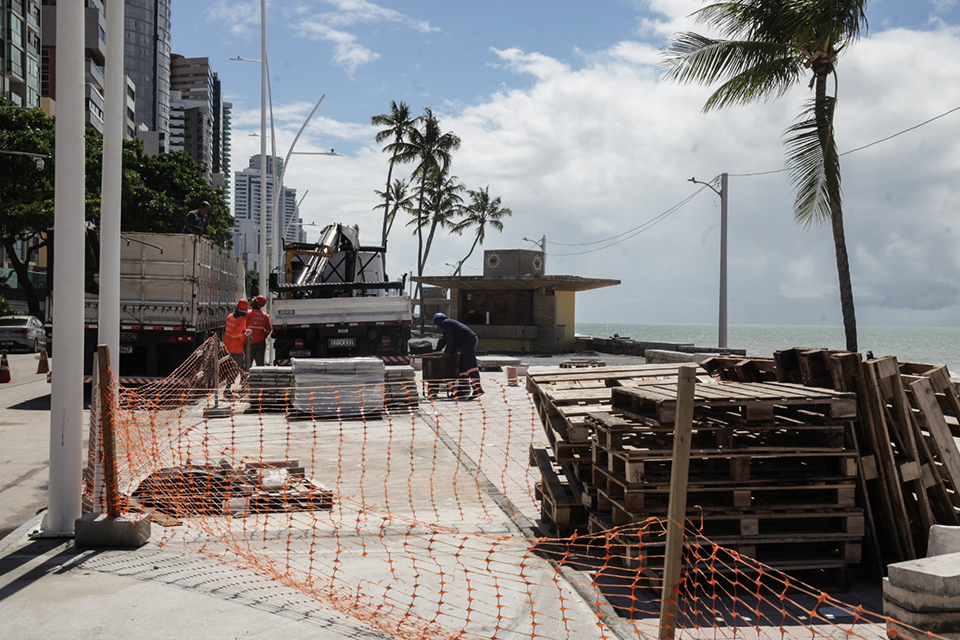 Moradores reclamam da dificuldade de circulação na Orla do Recife/MARINA TORRES/DP
