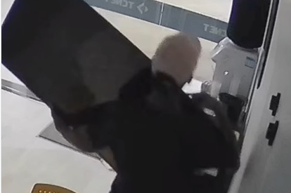 Vídeo mostra homem invadindo loja e roubando televisão em Garanhuns, no Agreste de Pernambuco/Reprodução/Redes