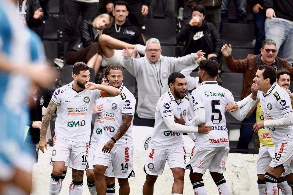 Jogadores do Operário-PR em comemoração de gol/André Jonsson / OFEC