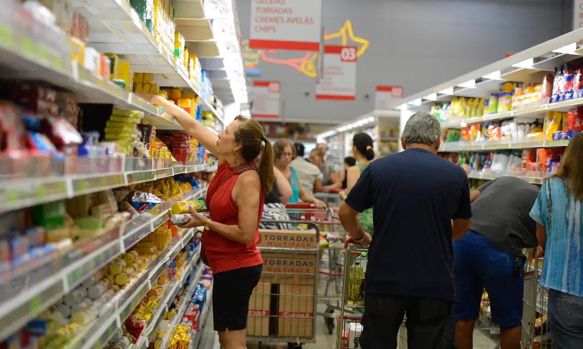 Inflação medida pelo IPCA em 12 meses até abril deste ano foi de 4,39%, segundo o IBGE/Tânia Rêgo/Agência Brasil/Arquivo