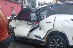Tr&ecirc;s pessoas estavam no carro.