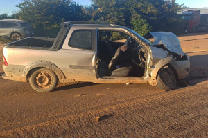 Caminhonete conduzida por idoso sem habilita&ccedil;&atilde;o atingiu ve&iacute;culo ao tentar cruzar a pista