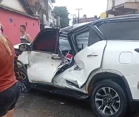 Três pessoas estavam no carro./Foto: Reprodução/Redes sociais