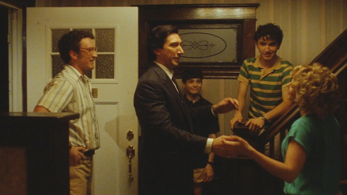 Adam Driver e Miles Teller interpretam irmãos que se metem em uma perigosa situação envolvendo a máfia russa, na Nova York de 1986/Neon/Divulgação
