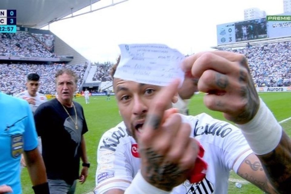Neymar mostra substituição na câmera de transmissão da partida/Reprodução/Premiere