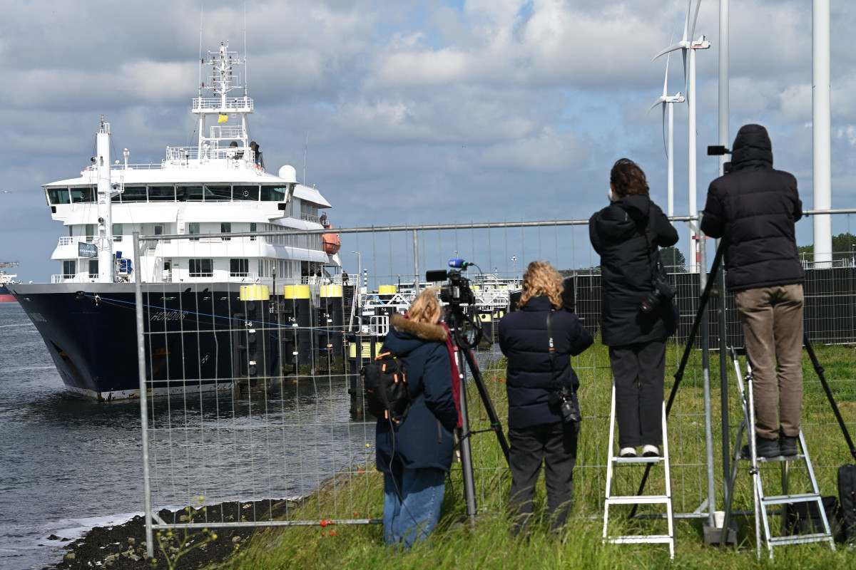 Jornalistas cobrem a chegada do navio de cruzeiro holandês MV Hondius, atingido pelo hantavírus, ao porto de Roterdã/NICOLAS TUCAT/AFP