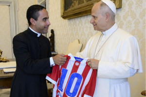 Papa Le&atilde;o XIV &eacute; presenteado com camisa do N&aacute;utico