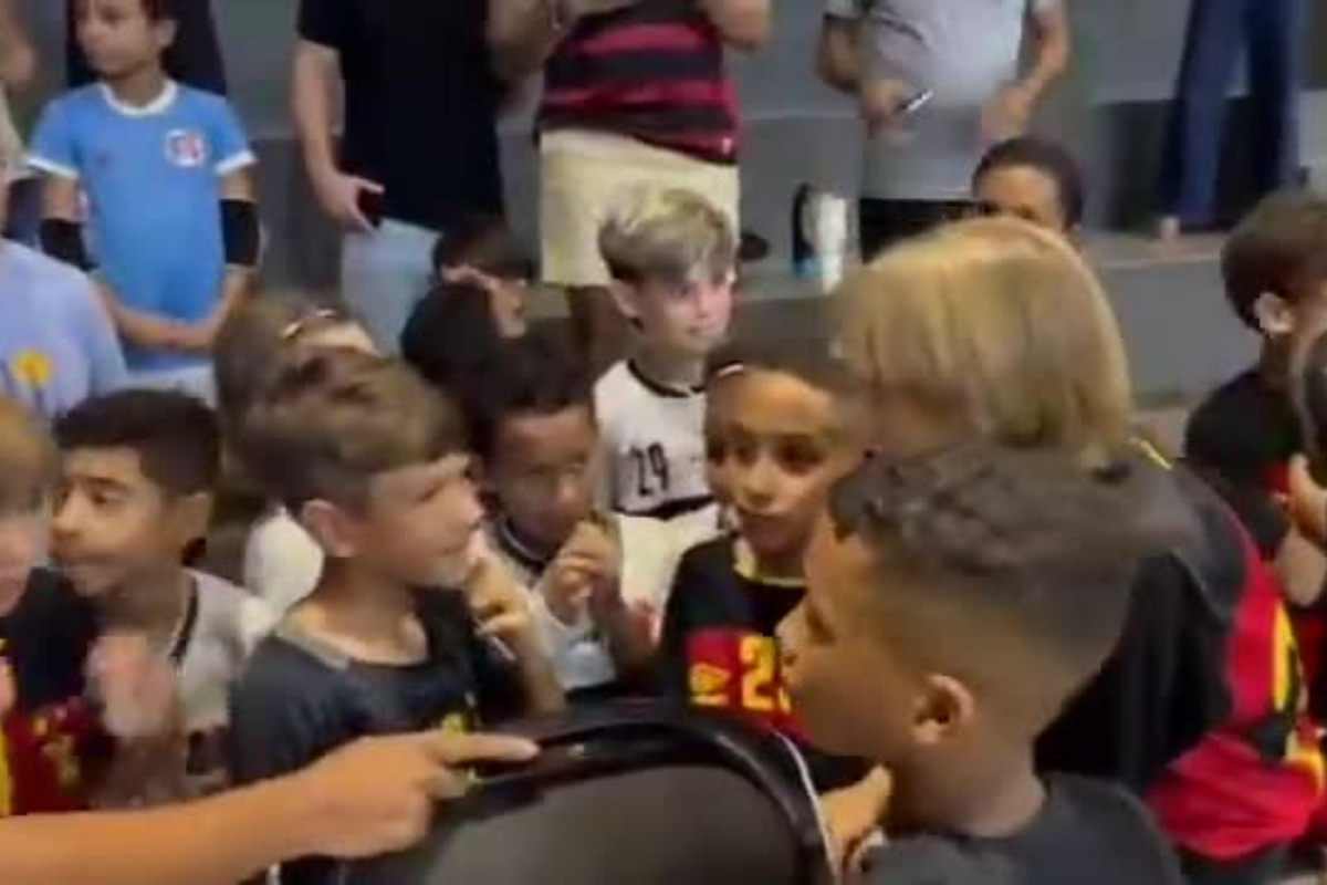 Vídeo: Jogadores mirins de Sport e Santa Cruz se unem para comemorar convocação de Neymar para a Copa. /Foto: Reprodução/Redes Sociais