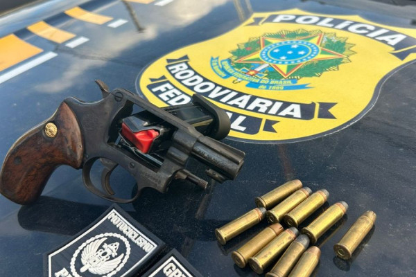 PRF apreendeu um rev&oacute;lver calibre 38, dez muni&ccedil;&otilde;es, sendo nove intactas e uma pinada (Foto: PRF/Divulga&ccedil;&atilde;o)