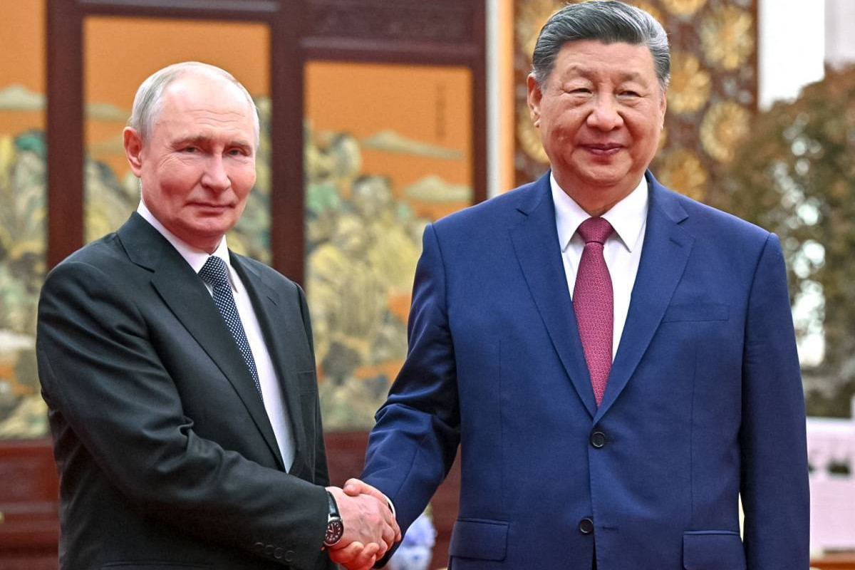 O presidente da Rússia, Vladimir Putin, e o presidente da China, Xi Jinping / Kristina Solovyova / POOL / AFP