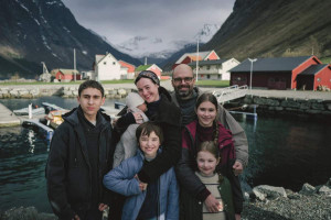 "Fjord" retrata a mudan&ccedil;a de uma fam&iacute;lia para o interior da Noruega, onde enfrenta tens&otilde;es com a vizinhan&ccedil;a 