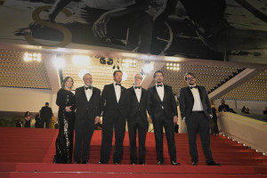 Da esquerda para a direita: Raffaella Leone e Anthony Katagas (produtores), o ator Miles Teller, o diretor James Gray, o produtor Rodrigo Teixeira e o ator Adam Driver no tapete vermelho do Palais de Festivals, em Cannes, na Riviera Francesa