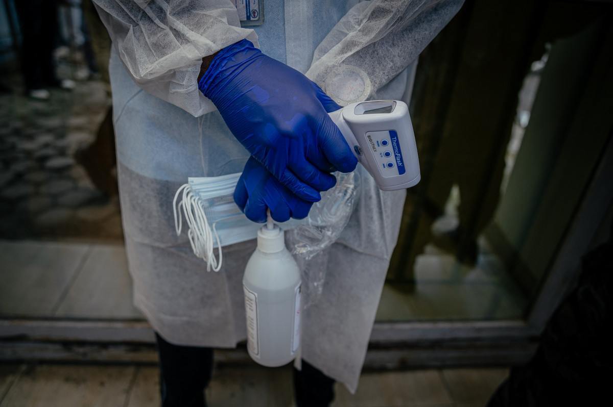 Profissional de saúde monitora os visitantes que chegam ao Laboratório Rodolphe Mérieux, do Instituto Nacional de Pesquisa Biomédica (INRB), em Goma/JOSPIN MWISHA/AFP