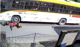 Vídeo mostra colisão frontal entre motocicleta e ônibus em Jaboatão dos Guararapes, no Grande Recife
/Reprodução/Redes